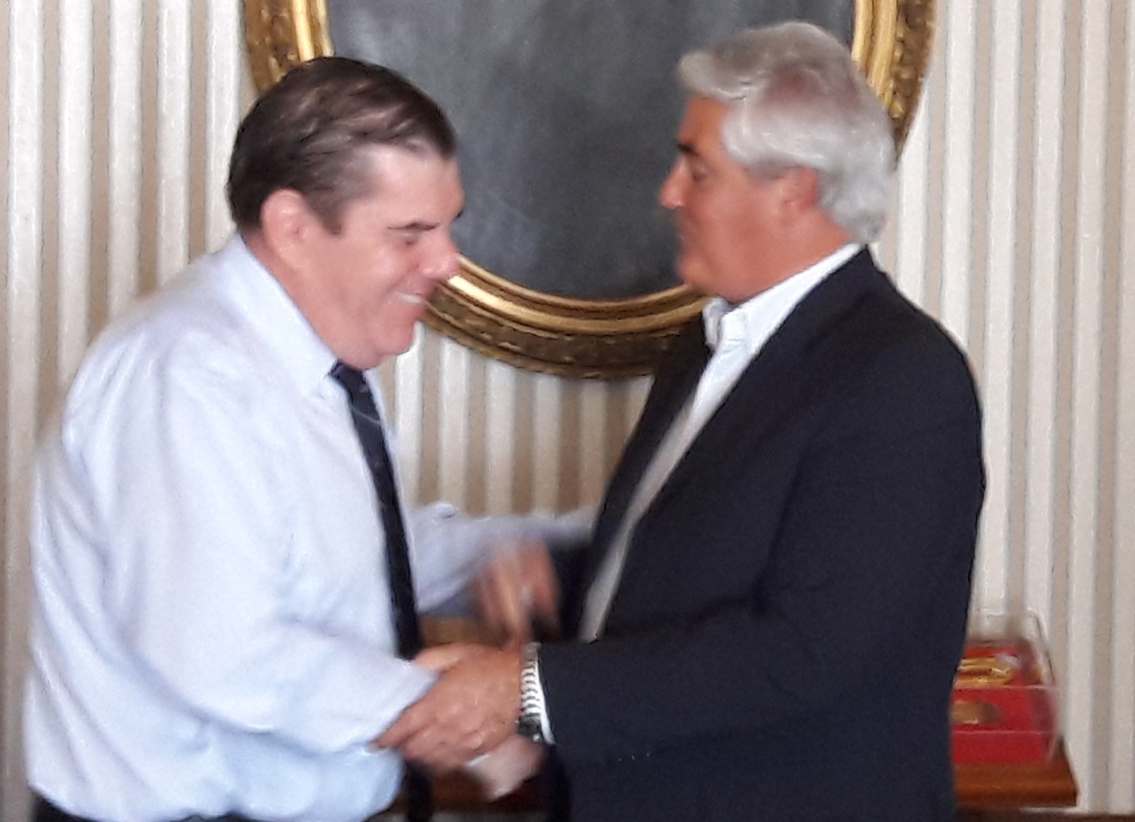 embajador-de-argentina-en-uruguay-recibiendo-al-intendente-agustin-bascou