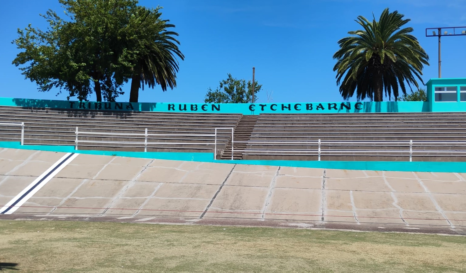 Ciclismo en  el  velódromo municipal “Leonel Rocca”.