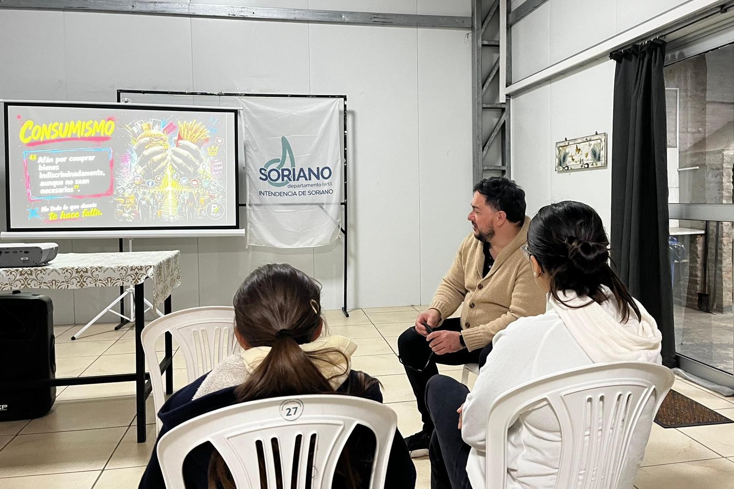 Charlas en el interior del departamento.