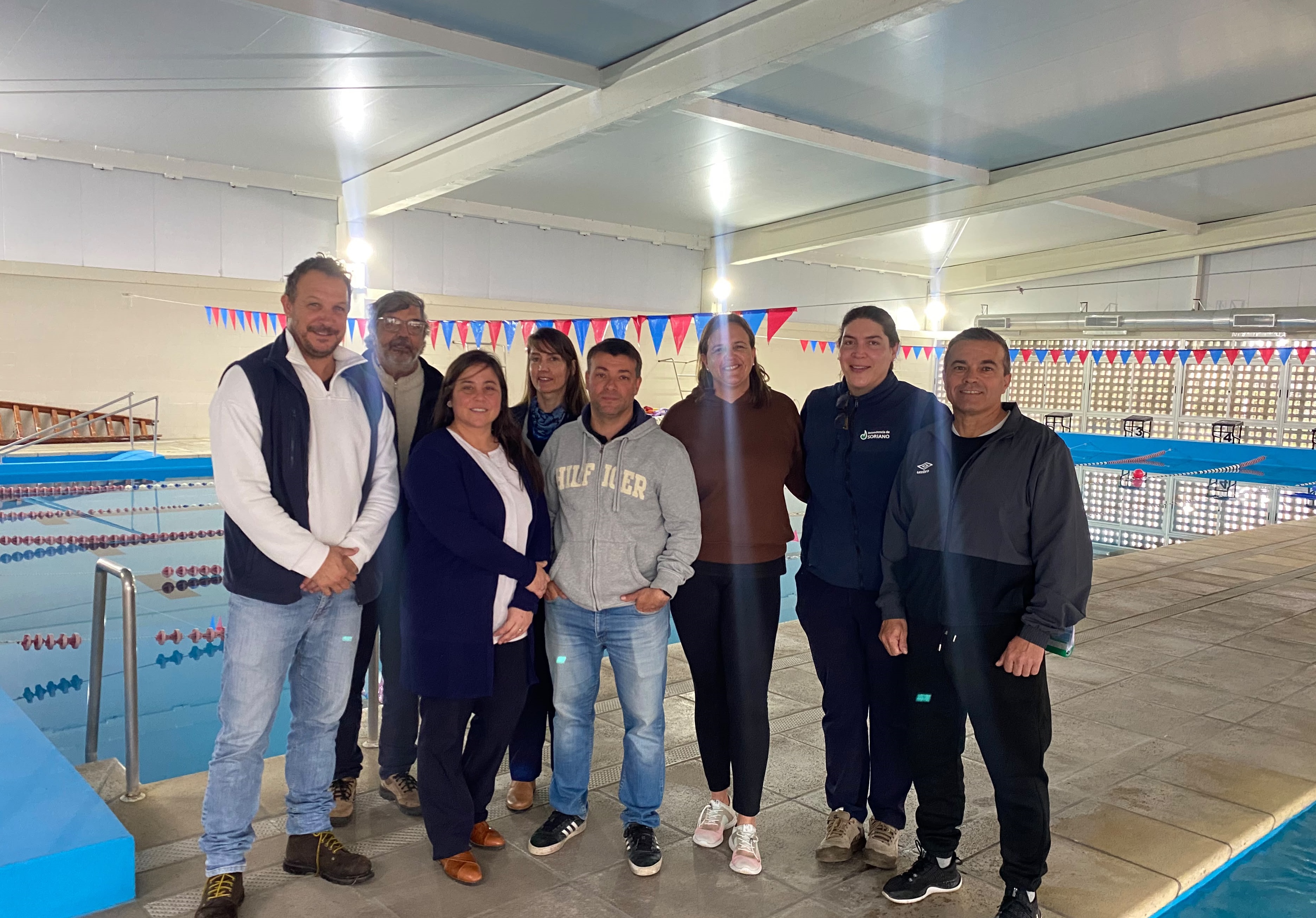 Actividades en la piscina pública de Dolores